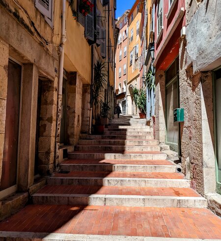 Treppenweg in der Altstadt von Cannes mit bunten Haeusern | © Gettyimages.com/photo_chaz