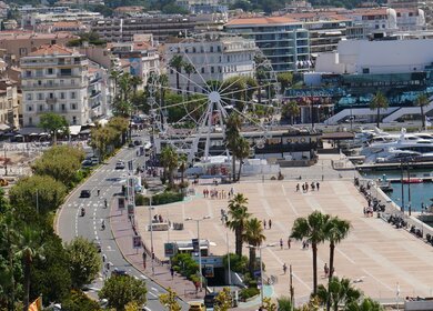Blick auf Cannes mit dem alten Hafen, dem Palais des Festivals und der Croisette | © Gettyimages.com/Elimage