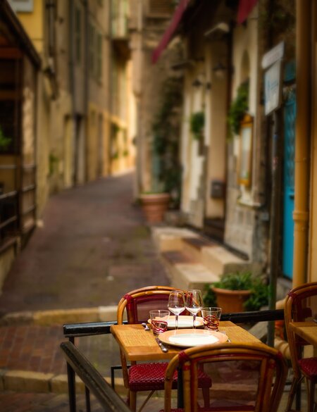 Restaurant in der Altstadt von Cannes mit Fokus auf einen Tisch fuer zwei Personen | © Gettyimages.com/PK-Photos