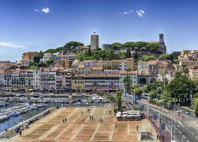 Luftaufnahme ueber dem Vieux Port (Alter Hafen) und dem Viertel Le Suquet in Cannes | © Gettyimages.com/bwzenith