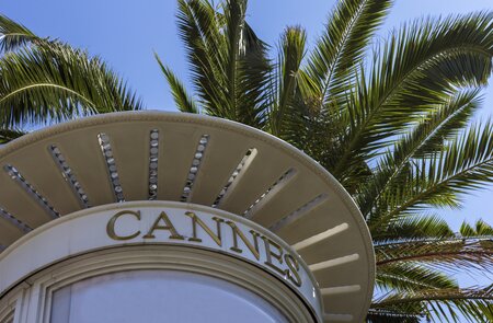 Aufschrift mit Stadtnahmen von Cannes an der franzoesischen Riviera  | © Gettyimages.com/prosiaczeq