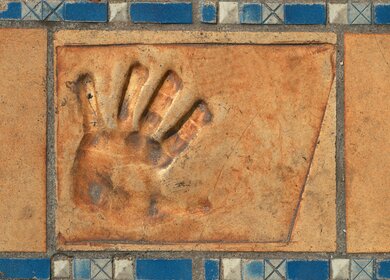 Handabdruck auf dem Gehweg vor dem Cannes Main Film Festival Theatre, Cannes | © Gettyimages.com/to_csa