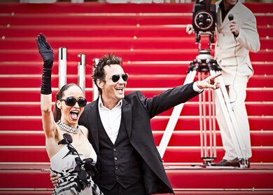 Promi-Paar auf rotem Teppich in Cannes. Aufgenommen auf Veranstaltung | © Gettyimages.com/mbbirdy