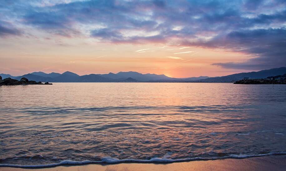Blick auf das Meer und einen Strandabschnitt von Cannes am Mittelmeer in Frankreich | © pixabay/Fairy-Tale-Utopia