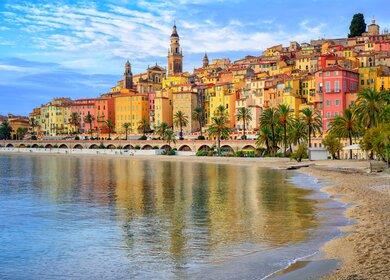 Sandstrand unter der farbenfrohen Altstadt von Menton an der Côte d'Azur, Frankreich | © Gettyimages.com/xantana