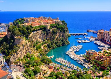 Altstadt und Prinzenpalast auf dem Felsen im Mittelmeer, Monaco, Suedfrankreich | © Gettyimages.com/xantana