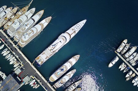 Luftaufnahme der super-Yachten im Hafen an der Mittelmeerkueste | © Gettyimages.com/ryanmcgill