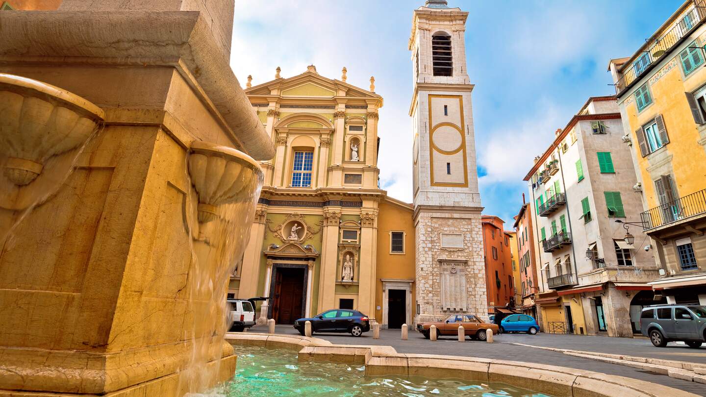 Kathedrale Sainte-Réparate und Place Rossetti Platz in Nizza | © Gettyimages.com/xbrchx