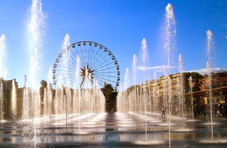Blick auf die Wasserspiele in der Stadt Nizza | © Gettyimages.com/southpict