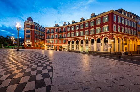 Place Massena in Nizza, Frankreich im Morgengrauen | © Gettyimages.com/anshar73