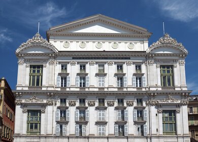 Die Fassade der Oper von Nizza von vorne | © Gettyimages.com/venakr