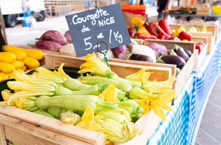 Provence Markt mit lokalen Speisen in Nizza | © Gettyimages.com/neirfy