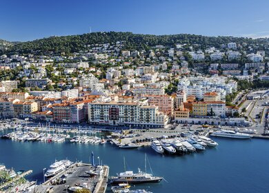 Luftaufnahme auf Hafen von Nizza und Luxusyachten | © Gettyimages.com/anshar73