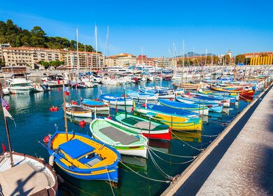 Der Hafen in Nizza mit Booten im Sommer | © Gettyimages.com/saiko3p