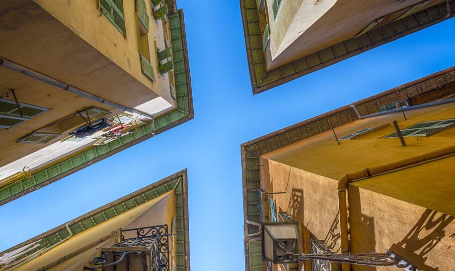 Eine Kreuzung in die Altstadt von Nizza | © Gettyimages.com/Kommercialize