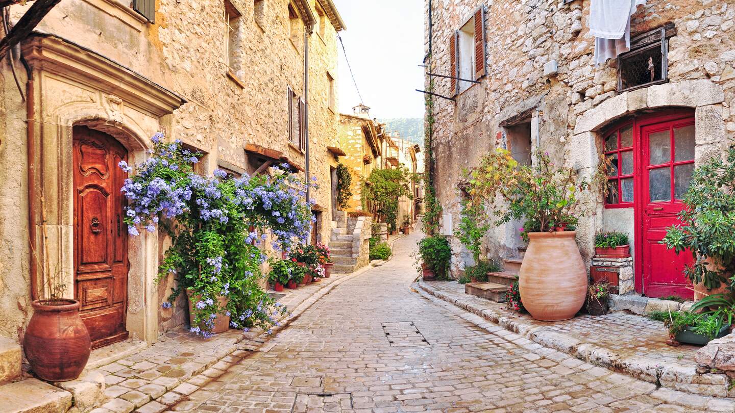 Old French village Haeuser, gepflasterten Strassen in Nizza | © Gettyimages.com/paparazzit