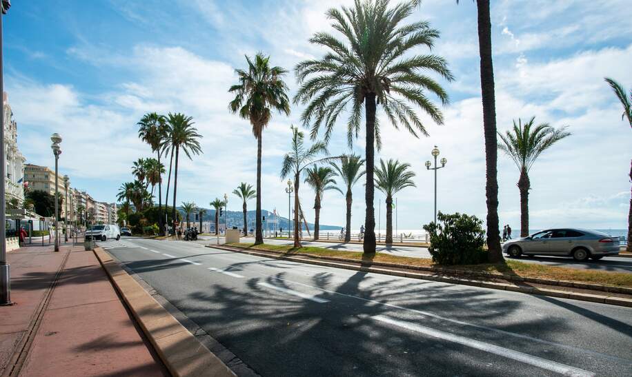 Autostrasse der Promenade des Anglais in Nizza mit fantastischen Palmen im Sommer | © Gettyimages.com/Fotofantastika