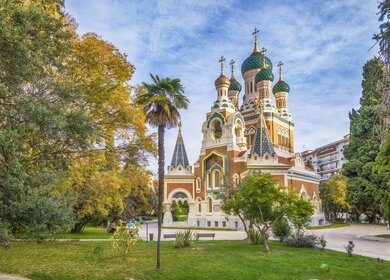 Russisch-orthodoxe Kirche in Nizza mit herbstlich gefaerbten Baeumen | © Gettyimages.com/bbsferrari