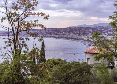 La collina del Castello von Nizza mit Blick auf die Promenade des Anglais | © Gettyimages.com/AGaeta