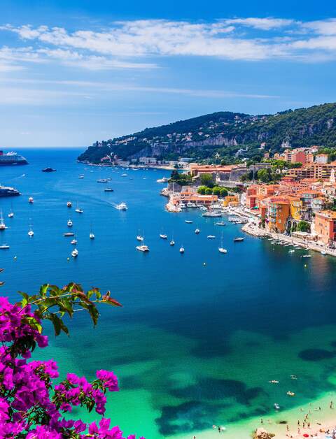 Villefranche sur Mer, Frankreich. Küstenstadt an der Côte d'Azur, viele boote sind auf dem Wasser | © Gettyimages.com/scstock