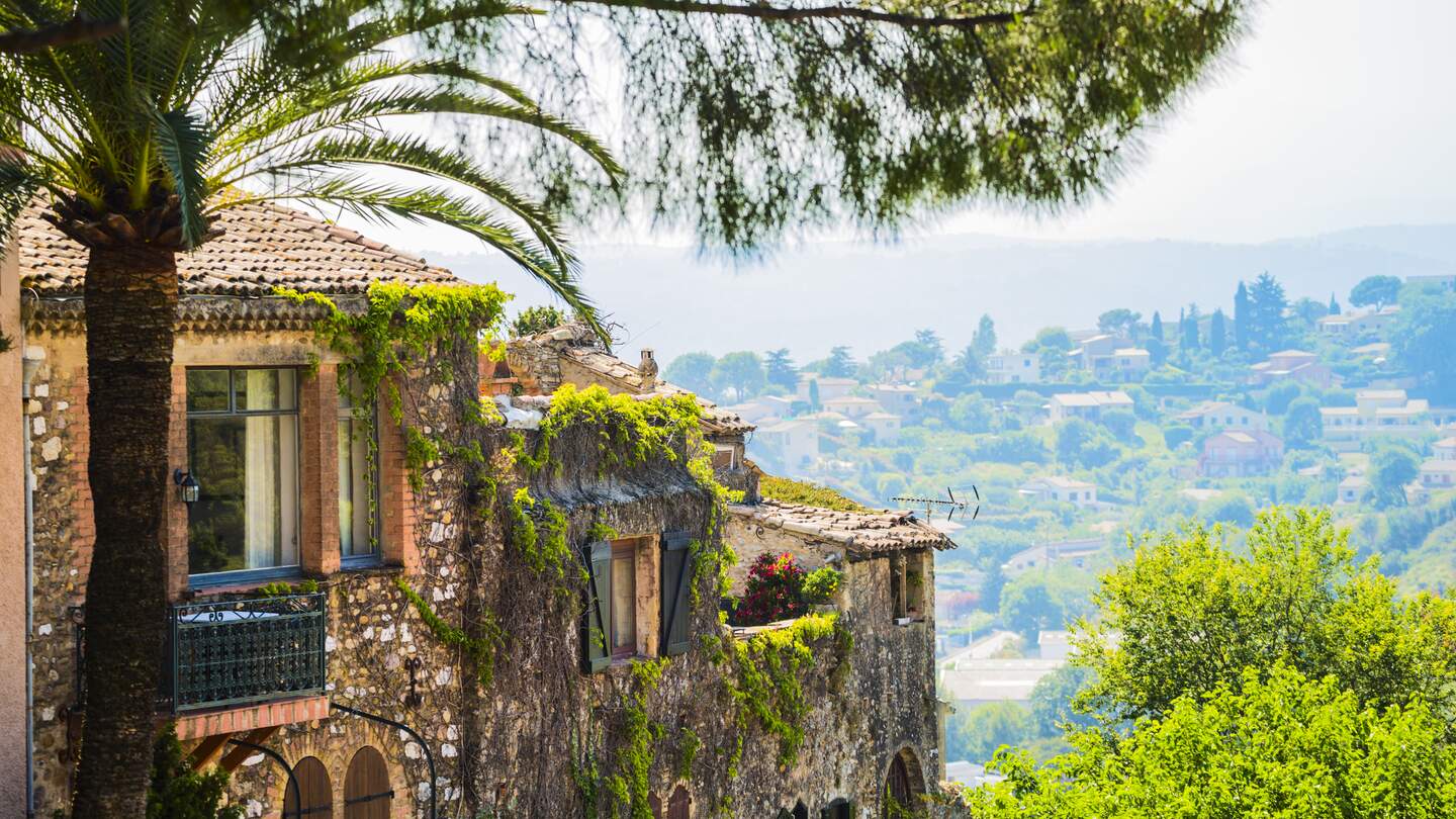 Altstadt von Cagnes-sur-Mer der Cote d'Azur mit strahlendem Sonnenschein | © Gettyimages.com/spooh