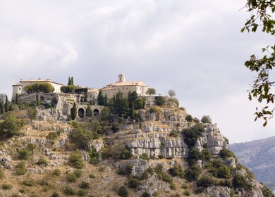 Dieses mittelalterliche Bergdorf liegt 760 Meter über dem Meeresspiegel und ist mit seinem einzigen Eingangstor, den befestigten Wällen und der Burg fast uneinnehmbar. Heute ist es ein charmantes Dorf mit Künstlern, Bildhauern, Parfümherstellern, Töpfern und anderen Kunsthandwerkern. | © Gettyimages.com/stocknshares