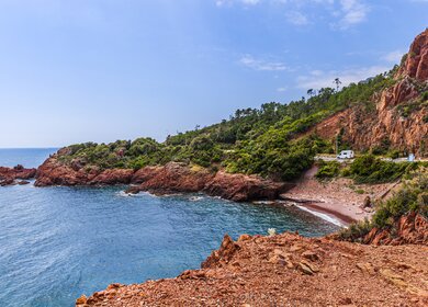 Rote Felsen im Massif de l'Esterel, ein camper faehrt ueber die Strasse am Meer | © Gettyimages.com/orietta_gaspari
