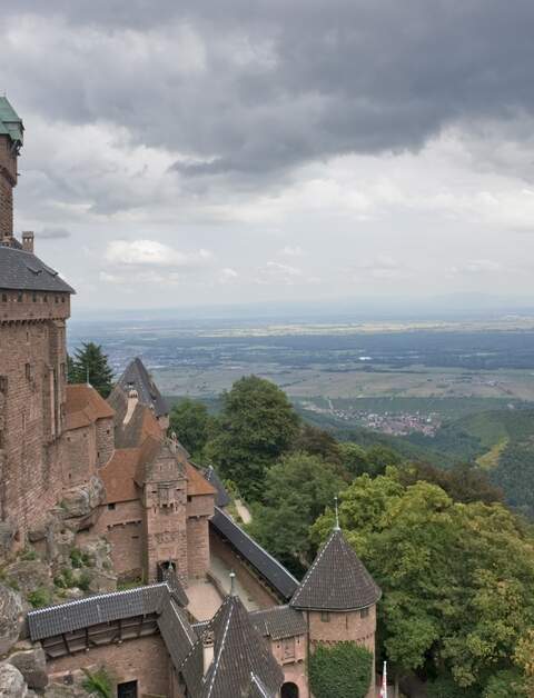 Luftaufnahme auf dem Schloss Haut-Koenigsbourg, einem historischen Schloss in einem Gebiet namens "Elsass" in Frankreich | © Gettyimages.com/prill