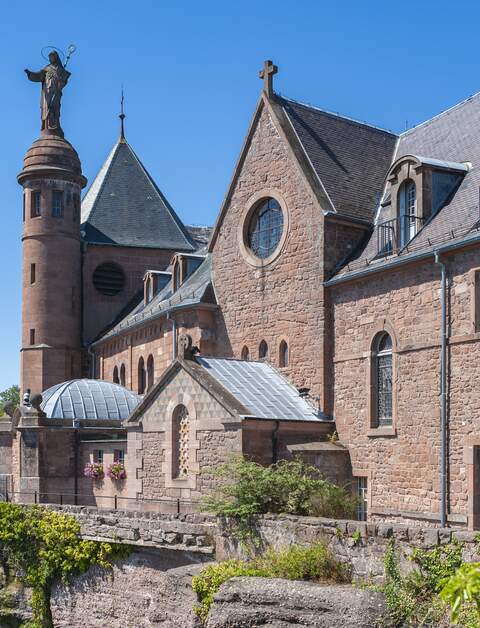 Blick auf die Bauern des Klosters Hohenburg in der Umgebung des Elsass | © gettyimages.com/JWackenhut