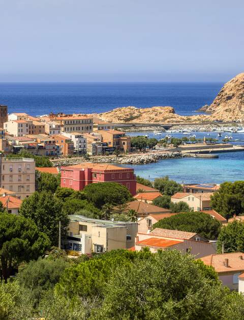 Blick auf die Stadt L'Ile Rousse auf Korsika, Frankreich, mit der Insel Ile de la Pietra | © Gettyimages.com/RolfSt