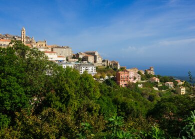 Blick auf das Dorf Cervione auf Korsika mit blauem Himmel | © Gettyimages.com/RnDmS