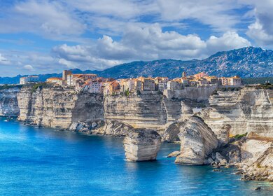 Landschaft mit Bonifacio Stadt auf Korsika  | © Gettyimages.com/balatedorin