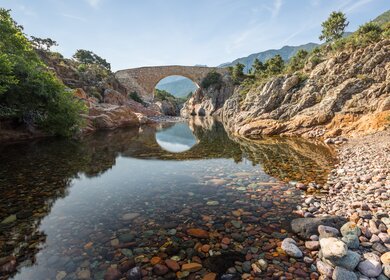 Ponte Vecchiu aus der Bruecke ueber den Fluss in Korsika  | © Gettyimages.com/joningall