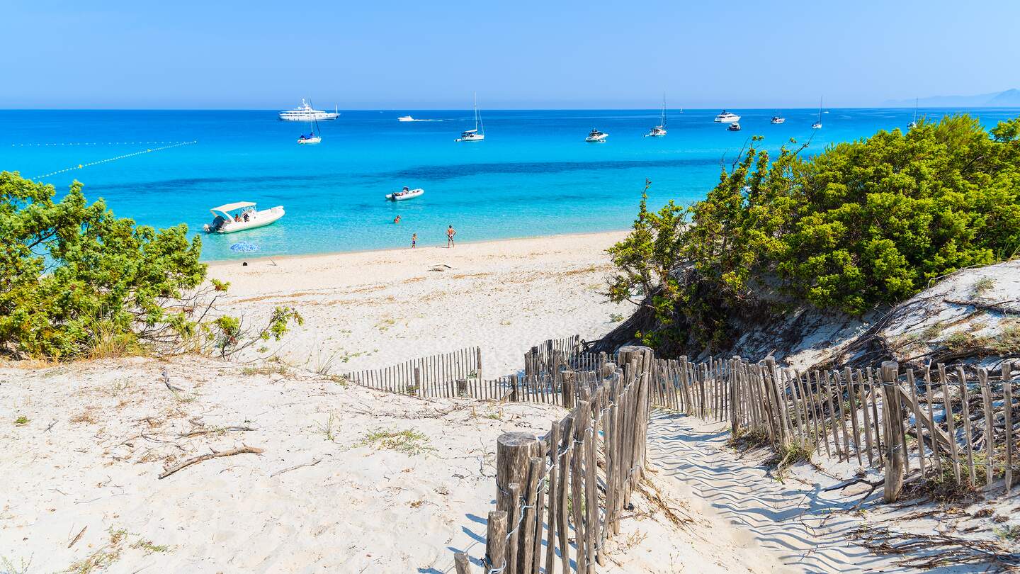 Pfad zum Saleccia Strand mit weissem Sand und das azurblaue Meerwasser in der Naehe von Saint Florent, Korsika, Frankreich  | © Gettyimages.com/pkazmierczak