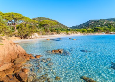 Azure kristallklares Meerwasser von Palombaggia Strand auf der Insel Korsika, Frankreich  | © Gettyimages.com/pkazmierczak