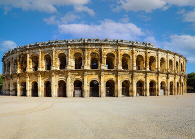 Roemisches Amphitheater in Nimes, Provence. Praechtige riesige Arena, die seit zweitausend Jahren perfekt erhalten ist | © Gettyimages.com/eonaya