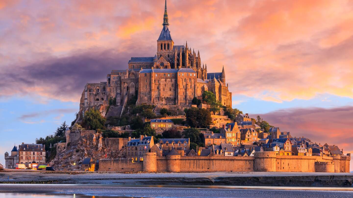 Mont Saint-Michel. Blick von Südosten bei Sonnenaufgang. Normandie, Frankreich. | © Gettyimages.com/scstock