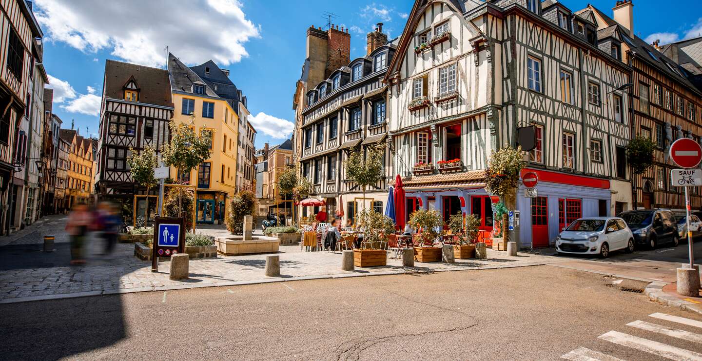 Gemuetlicher Platz mit schoenen Gebaeuden und Cafés in Rouen-Stadt, der Hauptstadt der Region Normandie in Frankreich | © Gettyimages.com/rosshelen