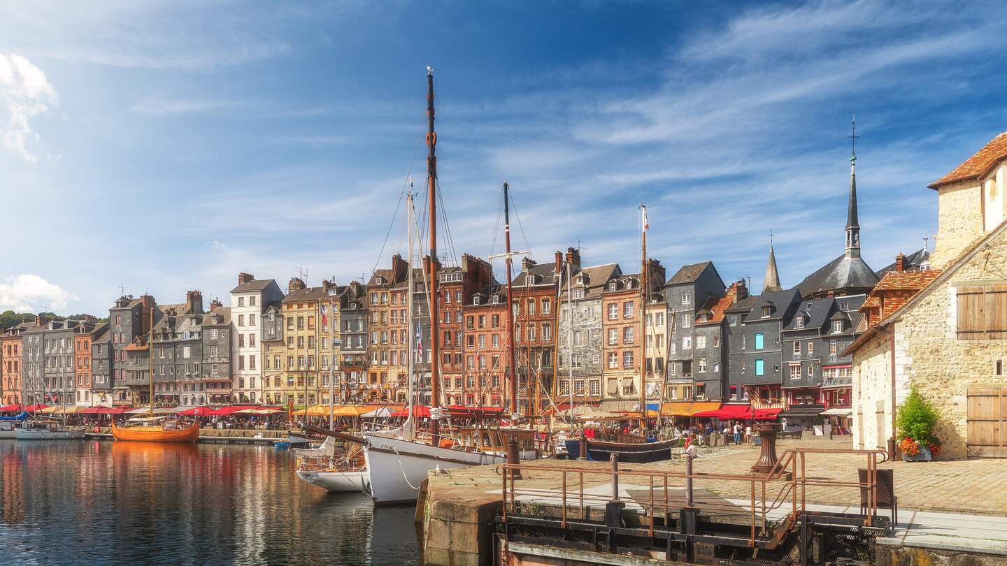 Der Hafen von Honfleur Hafen, Normandie, Frankreich mit bunten Gebäuden, Booten und Yachten. Beliebte franzoesische Stadt | © Gettyimages.com/samael334