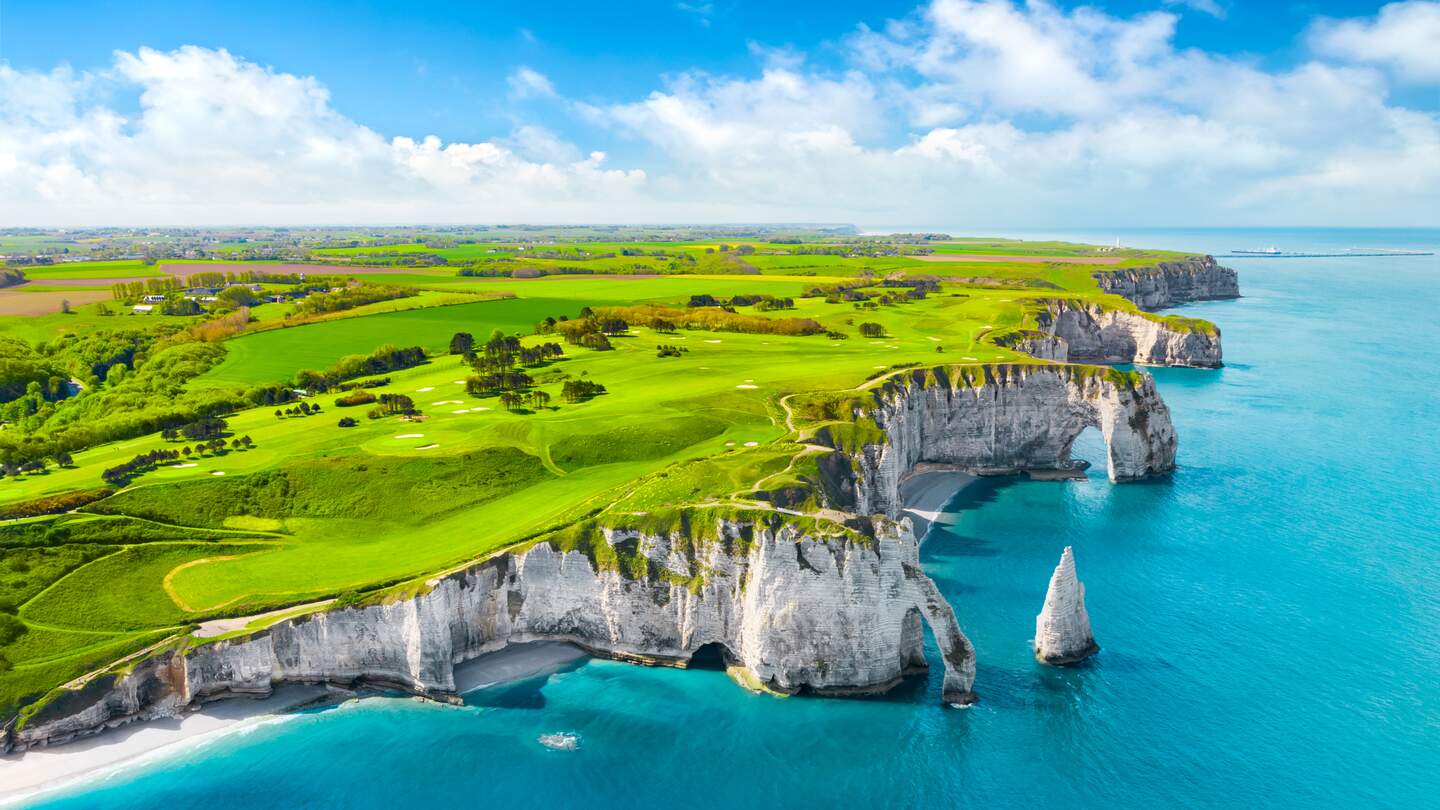 Malerische Panoramalandschaft auf den Klippen von Etretat. Natuerliche erstaunliche Klippen. Etretat, Normandie, Frankreich, La Manche oder Aermelkanal. Frankreich | © Gettyimages.com/alehvaranishcha