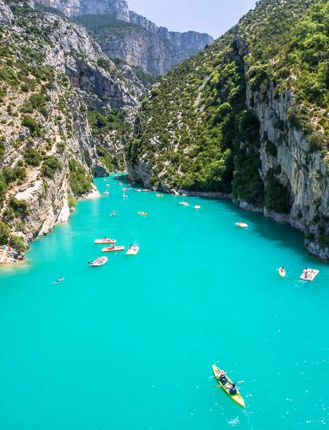 In der Schlucht sind viele Boote zu sehen, das Wasser ist tuerkisblau | © Gettyimages.com/fedevphoto