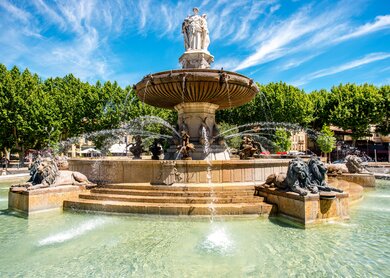Die Fontain de la Rotonde mit drei Skulpturen von Frauenfiguren, die Gerechtigkeit in Aix-en-Provence in Frankreich präsentieren | © Gettyimages.com/rosshelen