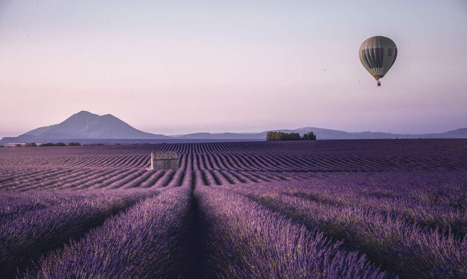 Endloses Lavendelfeld in der Provence, Frankreich mit Ballon | © Gettyimages.com/serts