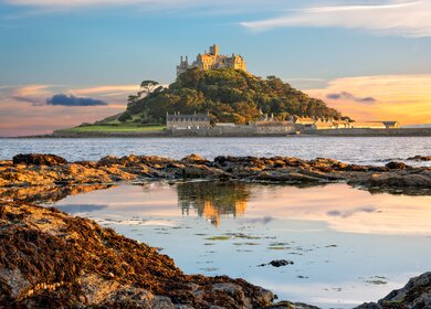 Blick vom Festland auf die Gezeiteninsel St. Michaels Mount in Cornwall | © Gettyimages.com/ValeryEgorov