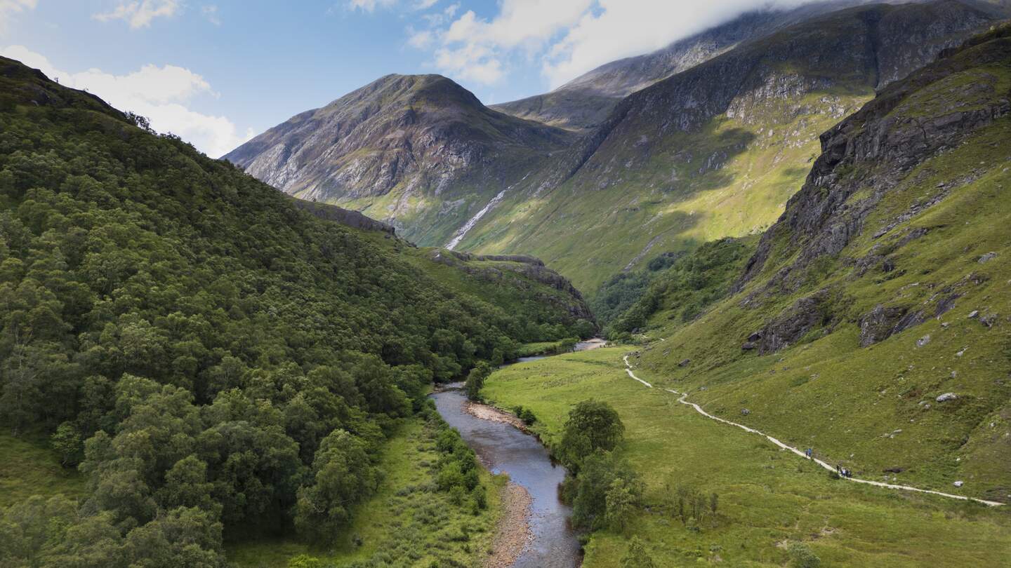 Ansicht des Flussverlaufes des Nevis mit dem Berg Nevis im Hintergrund in der Highlands von Schottland | © GettyImages.com/Mónica Vila, Casavella
