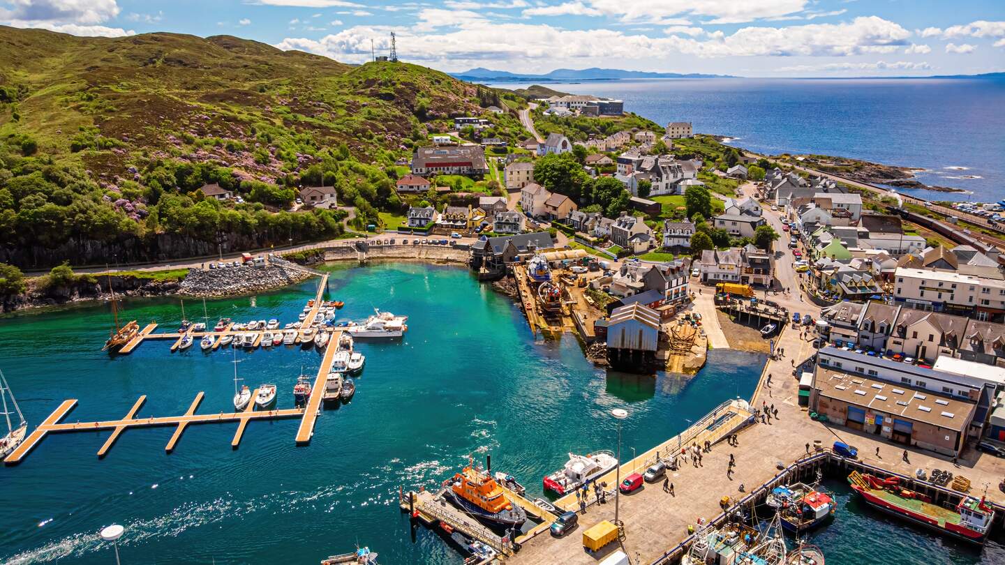 Luftaufnahe des Hafens von Maillag an der Westküste in den Highlands von Schottland | © GettyImages.com/Alexay Fedoren