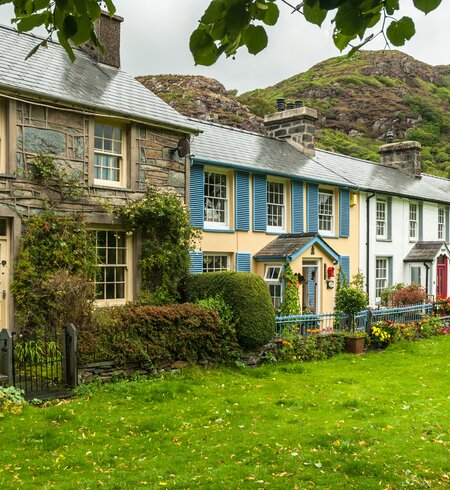 Typische walisische Cottages in Beddgelert im Snowdonia-Nationalpark | © Gettyimages.com/Marbury