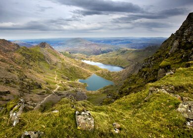 Blick auf kleine Seen und Berge im Snowdonia-Nationalpark bei Wales | © Gettyimages.com/Mark Dean