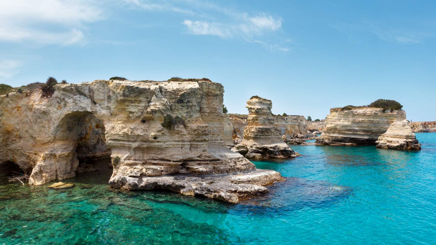 Blick auf die Felsformationen in Torre Sant'Andrea, Italien | © Gettyimages.com/j-wildman