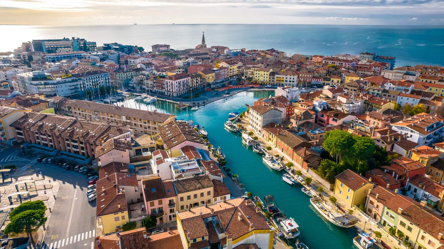 Luftaufnahme der Stadt Grado mit dem Kanal und der Adria im Hintergrund | © Gettyimages.com/xbrchx